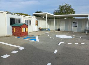 r&eacute;alisation de la d&eacute;cors en peinture dans la cour de l'&eacute;cole Notre Dame de la Paix