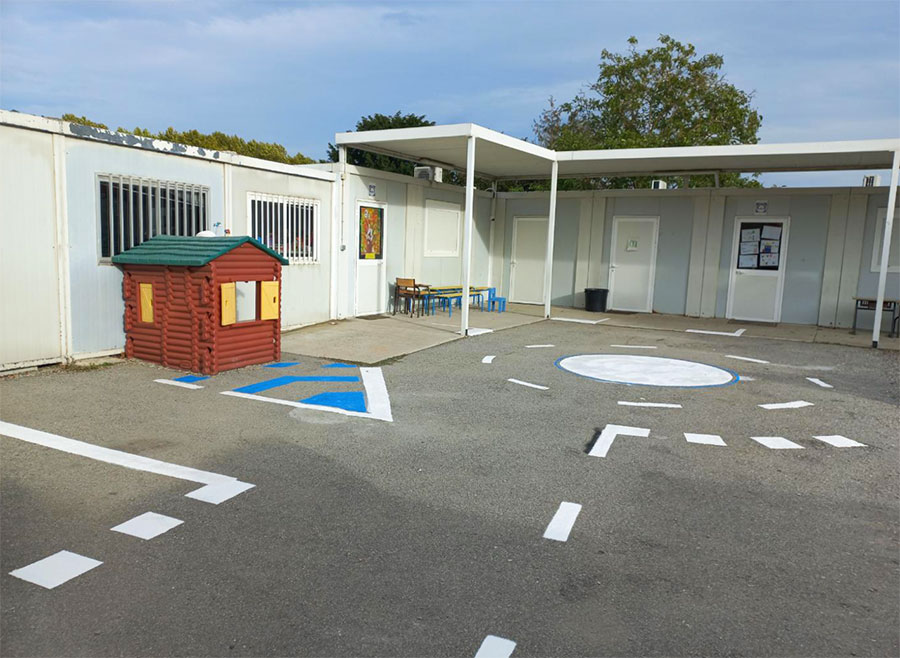 r&eacute;alisation de la d&eacute;cors en peinture dans la cour de l'&eacute;cole Notre Dame de la Paix