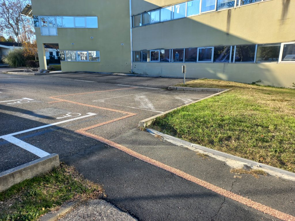 r&eacute;alisation d'une bande podotactile qui part de la place PMR vers l'accueil de l'entreprise