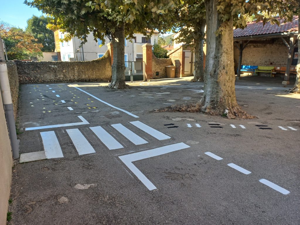 r&eacute;alisation d'un passage pi&eacute;ton dans la cours d'une &eacute;cole + divers jeux pour enfants ( fl&eacute;chaes et petits pas)