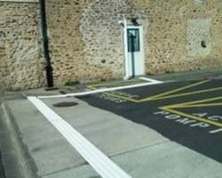 marquage au sol pour malvoyants bande de p&eacute;pite